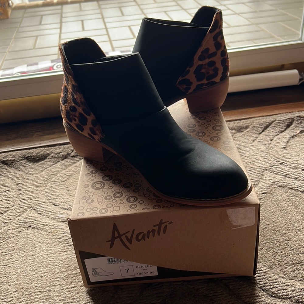 New with tags Avanti boots